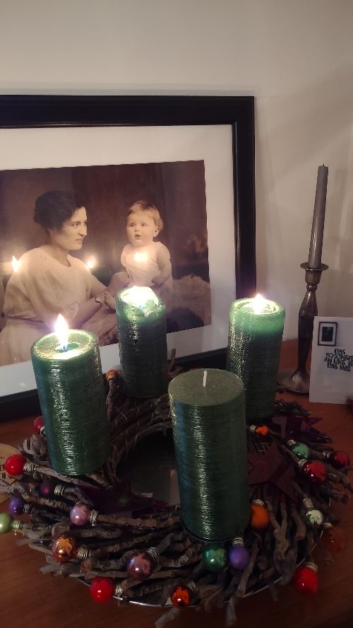 Adventskranz mit 3 brennenden Kerzen