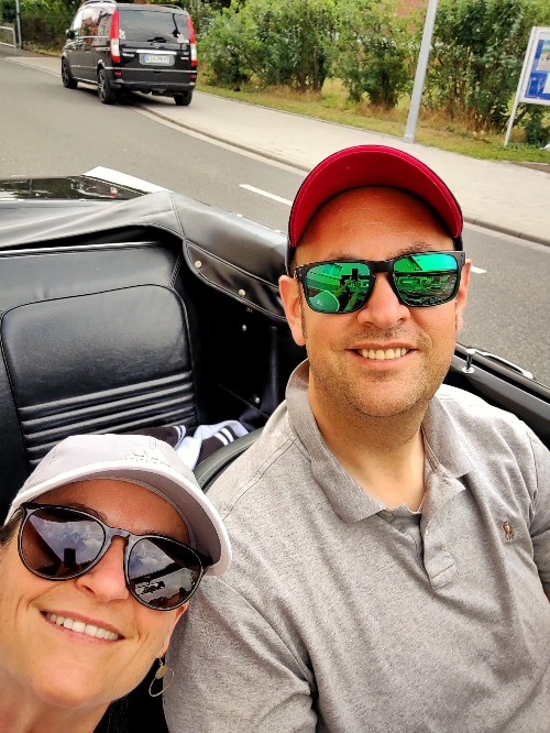 Mann und Frau im Cabrio