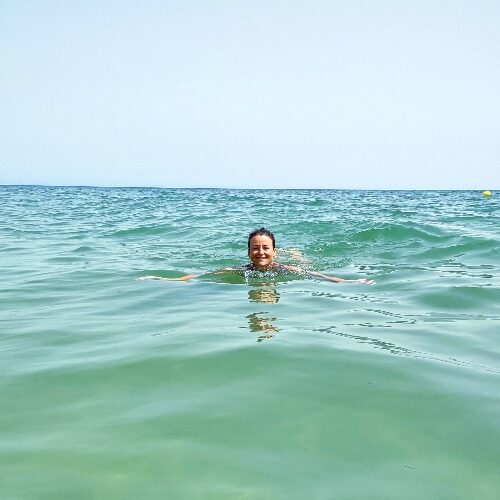 Frau beim Schwimmen im Meer