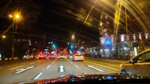 Aufnahme bei Nacht vom Straßenverkehr am Wiesbadener Hauptbahnhof