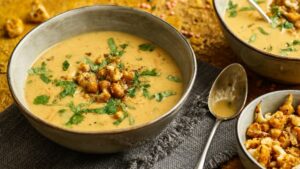 Indische Gemüsesuppe mit gekeimten Linsen