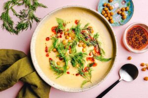 Geröstete Blumenkohl-Knoblauchsuppe mit gekeimten Kichererbsen