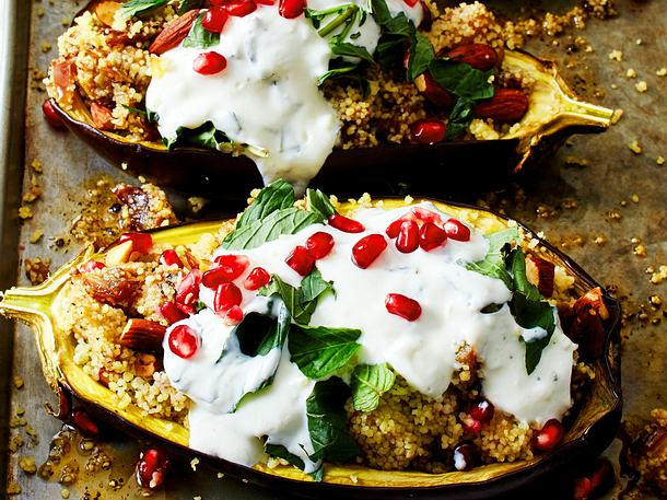 Auberginen mit Dattel-Mandel-Quinoa und Minze